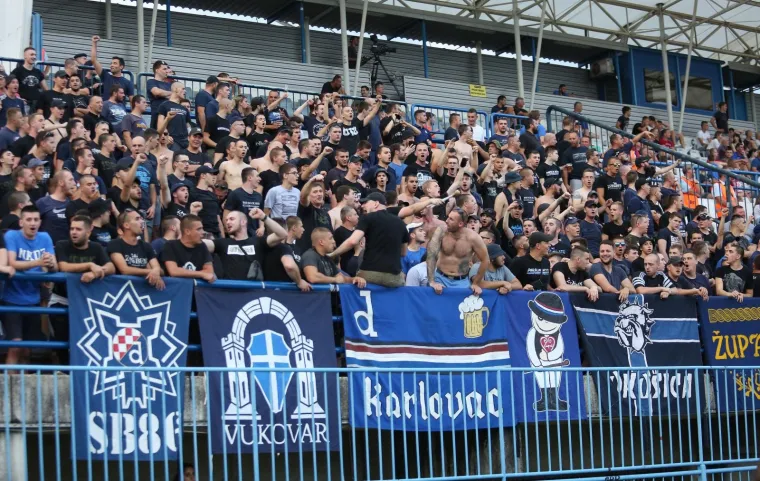 STOTINJAK BOYSA OSTALO PRED STADIONOM: Podigli poruku poginulom hrvatskom sinu koja dira ravno u srce