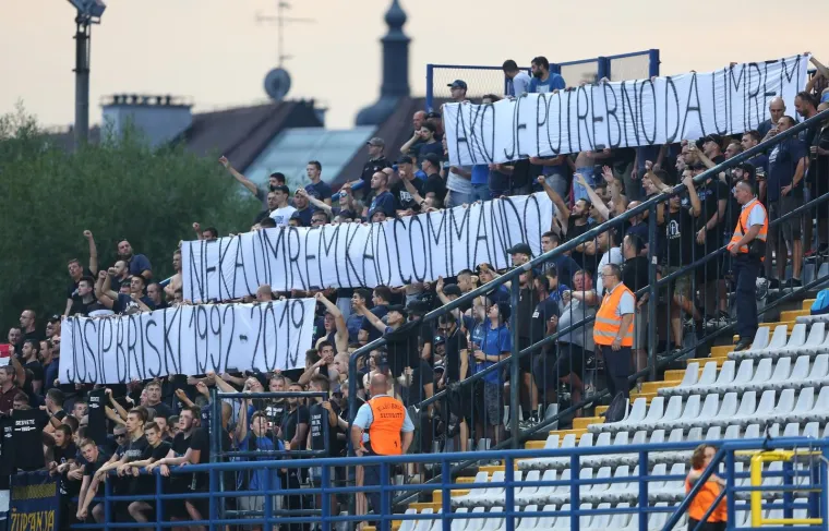 Boysi, inače prohrvatski orijentirana navijačka grupa, sjetila se poginulog hrvatskog sina Josipa Bri&scaron;kog, pripadnika BSD postojbe hrvatske vojske (komandosi) i velikog navijača Dinama i Hrvatske.