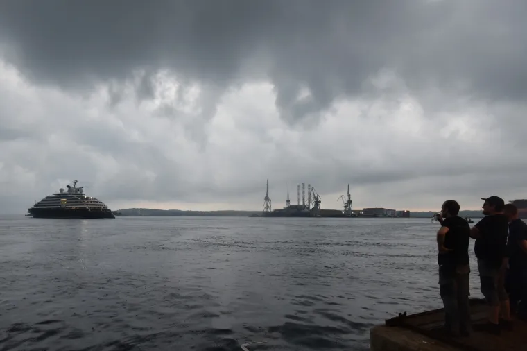 27.07.2019., Pula - Večeras je nakon zadnjih priprema te ukrcaja mini podmornice vrijedne preko dva milijuna eura iz brodogradilišta Uljanik isplovio luksuzni polarni kruzer Scenic Eclipse uz veliki prolom oblaka i olujni vjetar. Foto: Duško Marušić/PIXSELL