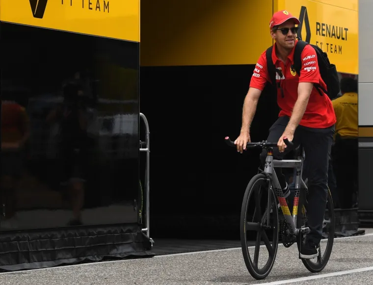 U Ferrariju neće po dobrome pamtiti ove kvalifikacije. Nijemac Sebastian Vettel je zbog problema na dovodu goriva morao odustati na početku kvalifikacija i startat će s posljednje pozicije. Problema je imao i Charles Leclerc koji je u drugom krugu kvalifikacija ostao bez plasmana, točnije zbog problema s bolidom nije niti uspio izaći na stazu i na koncu će startati s desetog mjesta.