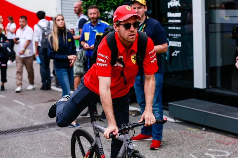 Aktualni svjetski prvak u formuli 1 Britanac Lewis Hamilton u Mercedesu ostvario je najbolje vrijeme kvalifikacija uoči nedjeljne Velike Nagrade Njemačke na stazi Hockenheim, jedanaeste utrke svjetskog prvenstva.  Hamilton je izborio četvrti 'pole position' ove sezone, te 87. u karijeri.  Britanac je ostvario vrijeme 1:11.767, drugi je bio Nizozemec Max Verstappen u Red Bullu (+0.346), a treći Hamiltonov momčadski kolega Finac Valtteri Bottas (+0.362).