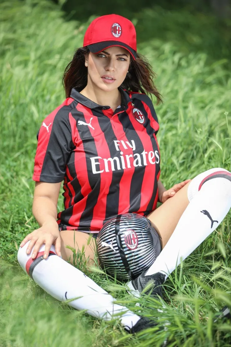 MORATE PAZITI KOJU LOPTU UDARATE: Ona izgleda kao gol u 90. i tvrdi kako može kontrolirati loptu svojom guzom