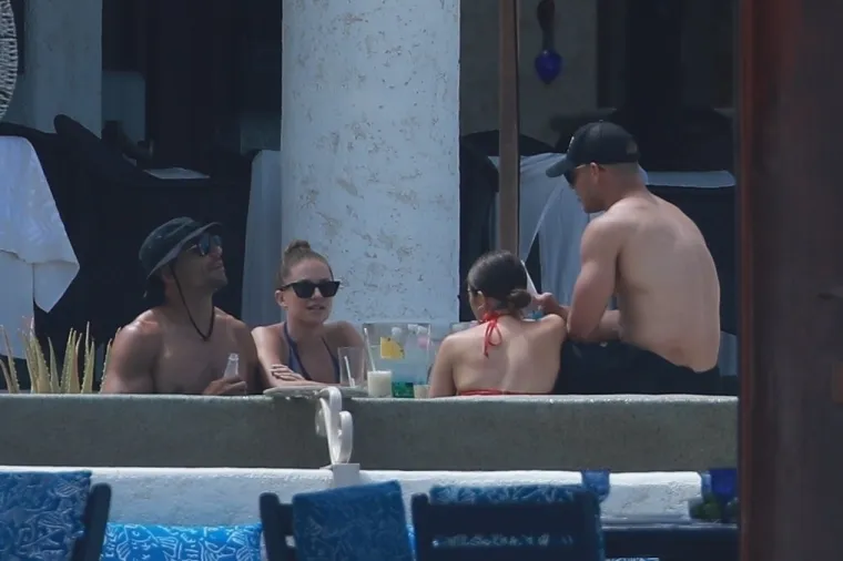 PAPARAZZI TAJNO SNIMILI NAJZGODNIJU ŽENU NA SVIJETU: Uhvaćena je u romansi s NFL zvijezdom; 'Nije to jo&scaron; ozbiljno, međutim...'