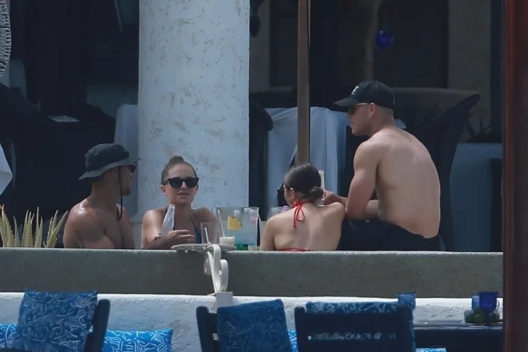 PAPARAZZI TAJNO SNIMILI NAJZGODNIJU ŽENU NA SVIJETU: Uhvaćena je u romansi s NFL zvijezdom; 'Nije to jo&scaron; ozbiljno, međutim...'