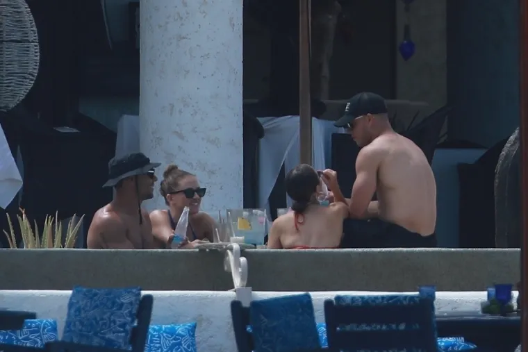 PAPARAZZI TAJNO SNIMILI NAJZGODNIJU ŽENU NA SVIJETU: Uhvaćena je u romansi s NFL zvijezdom; 'Nije to jo&scaron; ozbiljno, međutim...'