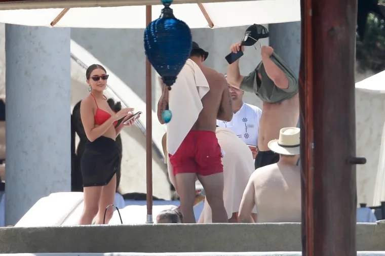 PAPARAZZI TAJNO SNIMILI NAJZGODNIJU ŽENU NA SVIJETU: Uhvaćena je u romansi s NFL zvijezdom; 'Nije to jo&scaron; ozbiljno, međutim...'