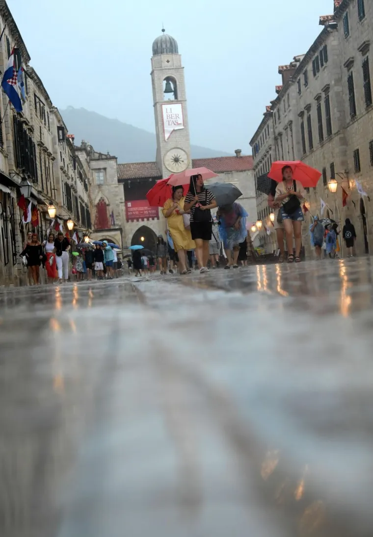 Stradun je pod vodom, no to nije omelo turiste: Dobro se zabavljaju i trče bosi