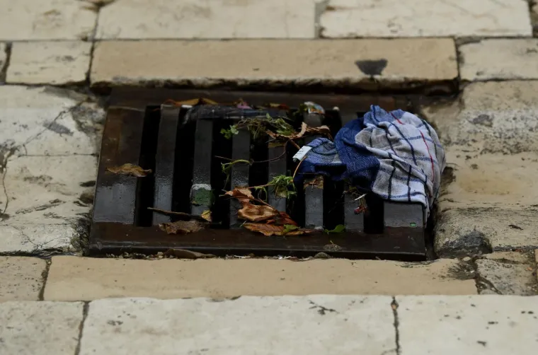 Stradun je pod vodom, no to nije omelo turiste: Dobro se zabavljaju i trče bosi