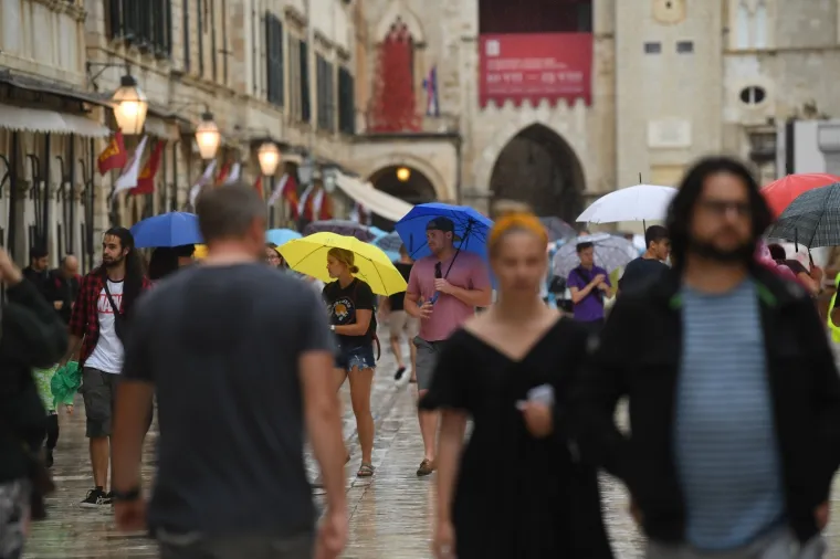 Stradun je pod vodom, no to nije omelo turiste: Dobro se zabavljaju i trče bosi
