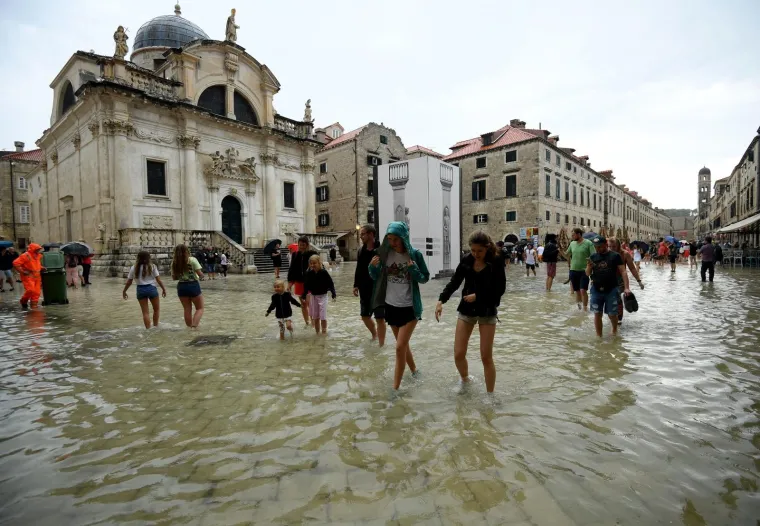 Stradun je pod vodom, no to nije omelo turiste: Dobro se zabavljaju i trče bosi