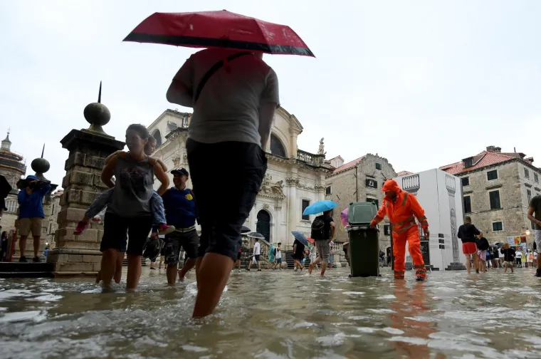 Stradun je pod vodom, no to nije omelo turiste: Dobro se zabavljaju i trče bosi