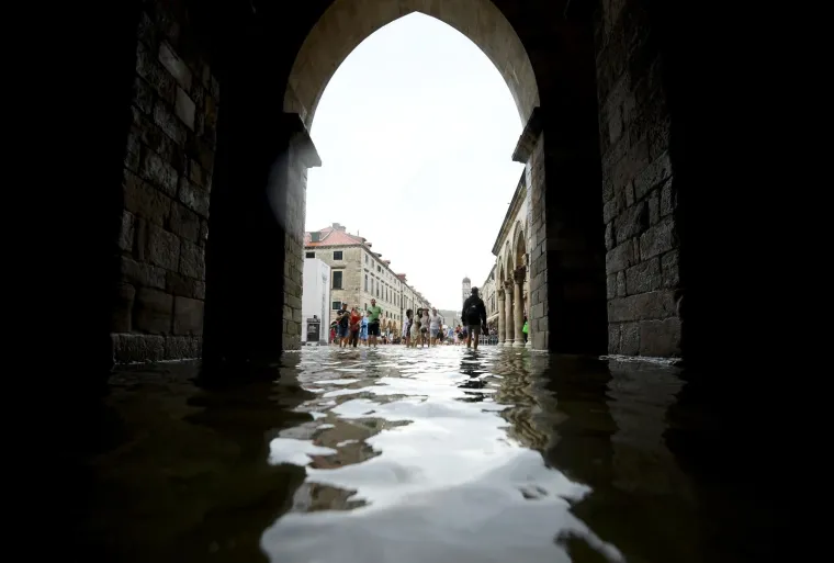 Stradun je pod vodom, no to nije omelo turiste: Dobro se zabavljaju i trče bosi