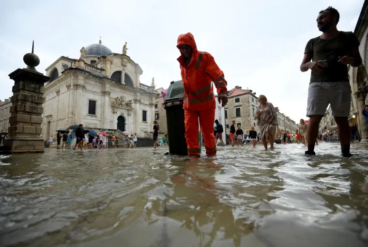 Stradun je pod vodom, no to nije omelo turiste: Dobro se zabavljaju i trče bosi