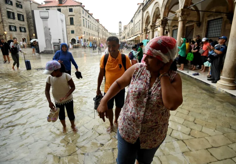 Stradun je pod vodom, no to nije omelo turiste: Dobro se zabavljaju i trče bosi