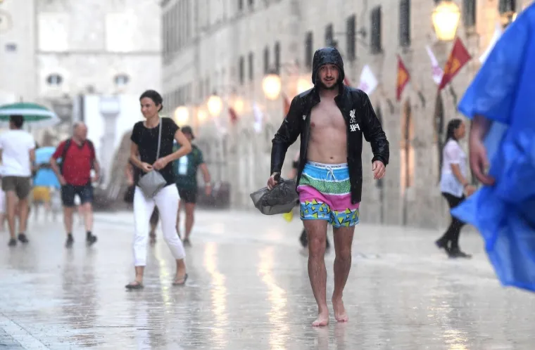 Stradun je pod vodom, no to nije omelo turiste: Dobro se zabavljaju i trče bosi