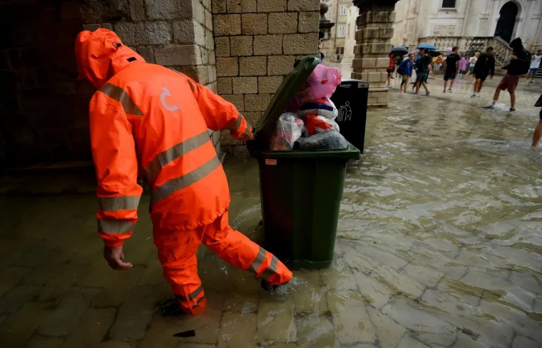 Stradun je pod vodom, no to nije omelo turiste: Dobro se zabavljaju i trče bosi
