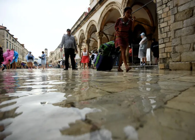 Stradun je pod vodom, no to nije omelo turiste: Dobro se zabavljaju i trče bosi