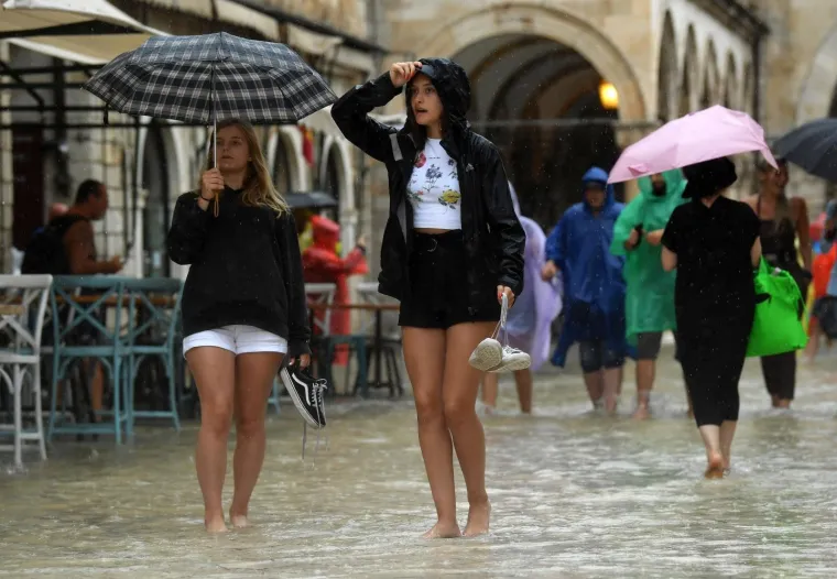 Stradun je pod vodom, no to nije omelo turiste: Dobro se zabavljaju i trče bosi