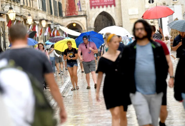 Stradun je pod vodom, no to nije omelo turiste: Dobro se zabavljaju i trče bosi