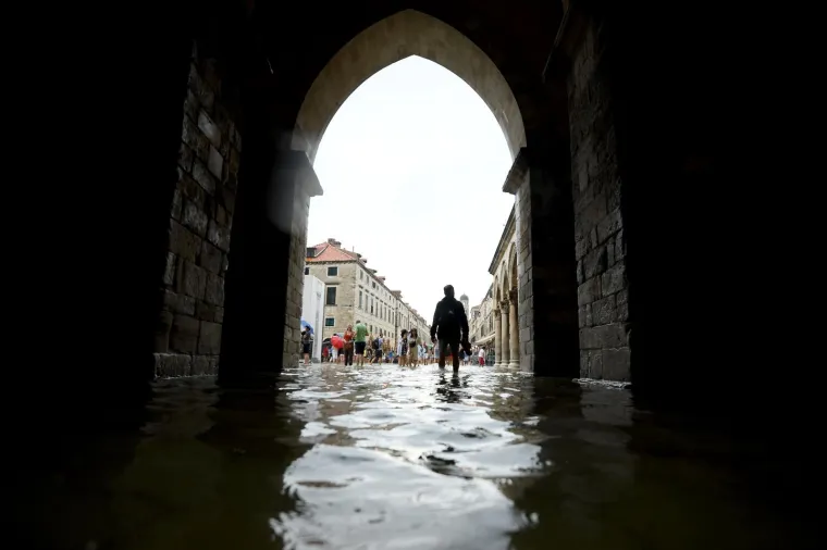 Stradun je pod vodom, no to nije omelo turiste: Dobro se zabavljaju i trče bosi