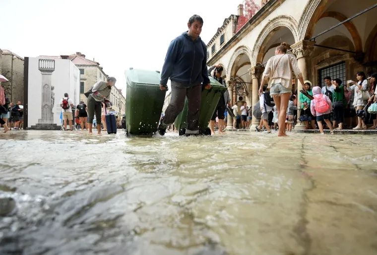 Stradun je pod vodom, no to nije omelo turiste: Dobro se zabavljaju i trče bosi