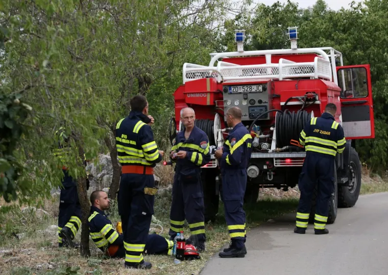 FOTO Heroji! Vatrogasci nakon naporne noći odmaraju i pripremaju se za jo&scaron; jedan dan borbe s vatrom