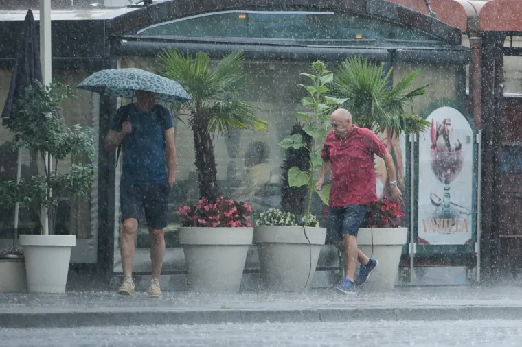 Kiša 'oprala' Zagrepčane: Nakon toplinskog vala u metropolu je stigla najavljena promjena vremena