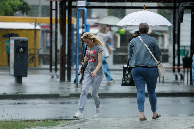 Kiša 'oprala' Zagrepčane: Nakon toplinskog vala u metropolu je stigla najavljena promjena vremena