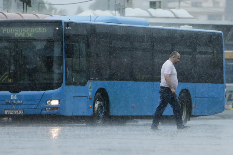 Kiša 'oprala' Zagrepčane: Nakon toplinskog vala u metropolu je stigla najavljena promjena vremena