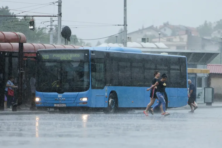Kiša 'oprala' Zagrepčane: Nakon toplinskog vala u metropolu je stigla najavljena promjena vremena