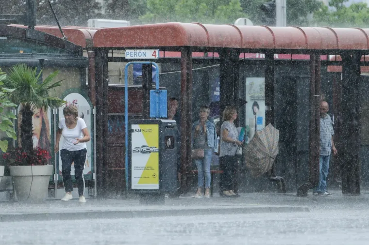 Kiša 'oprala' Zagrepčane: Nakon toplinskog vala u metropolu je stigla najavljena promjena vremena