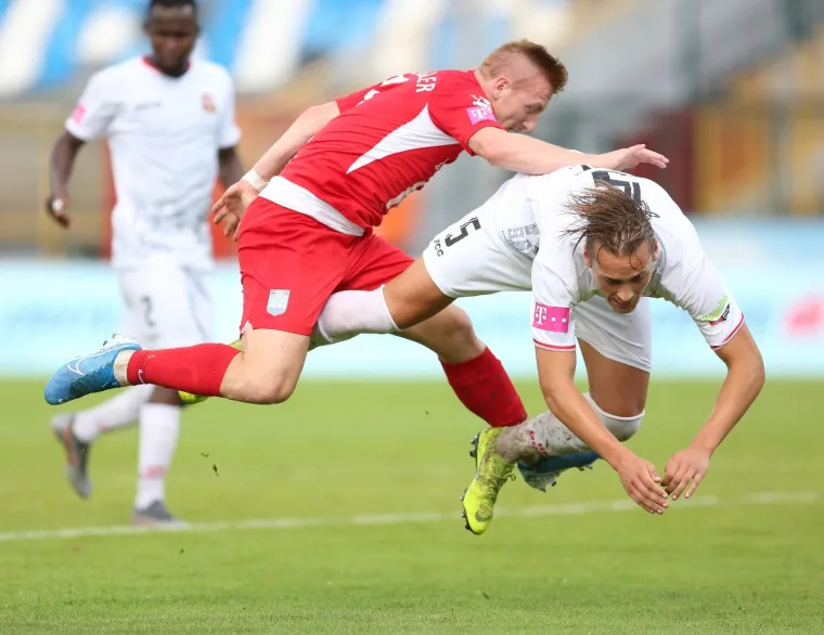 GORI SVE: Torcida je 'zapalila' gostujuću tribinu i bila 12. igrač Bijelih