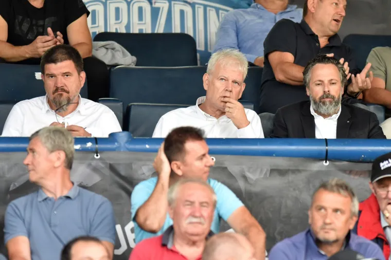 GORI SVE: Torcida je 'zapalila' gostujuću tribinu i bila 12. igrač Bijelih