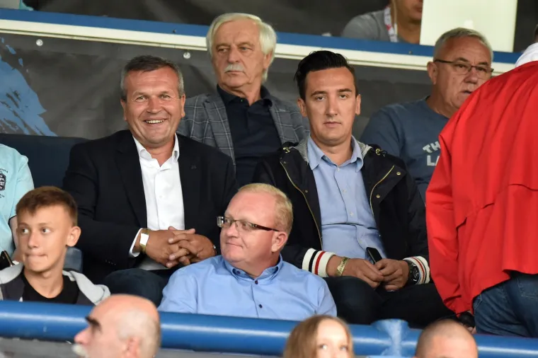 GORI SVE: Torcida je 'zapalila' gostujuću tribinu i bila 12. igrač Bijelih