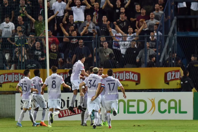 GORI SVE: Torcida je 'zapalila' gostujuću tribinu i bila 12. igrač Bijelih