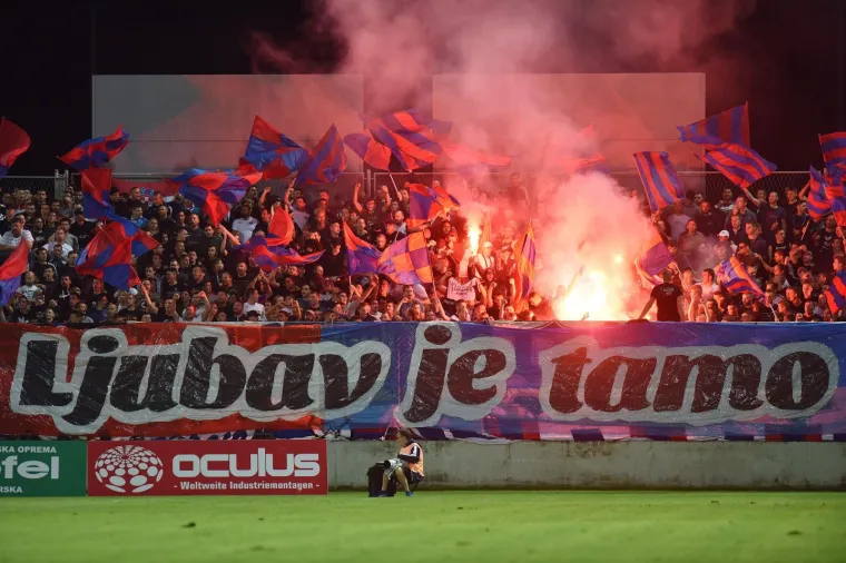 GORI SVE: Torcida je 'zapalila' gostujuću tribinu i bila 12. igrač Bijelih