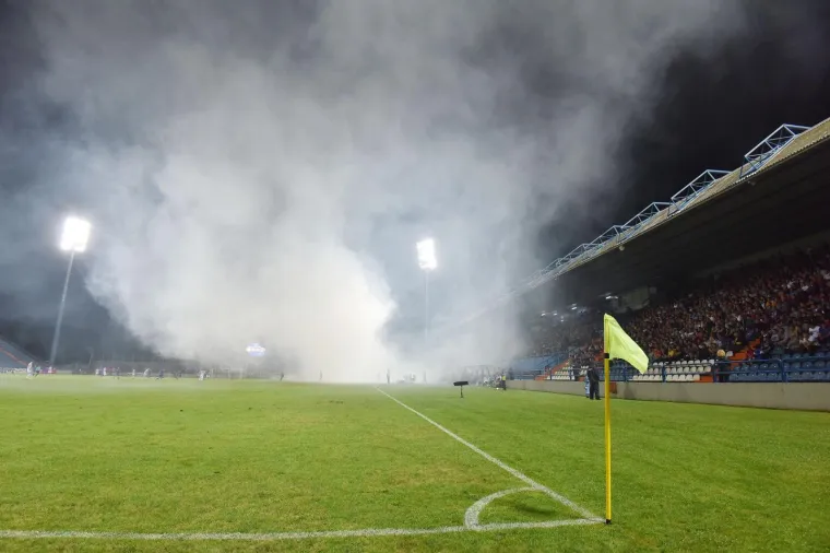 GORI SVE: Torcida je 'zapalila' gostujuću tribinu i bila 12. igrač Bijelih