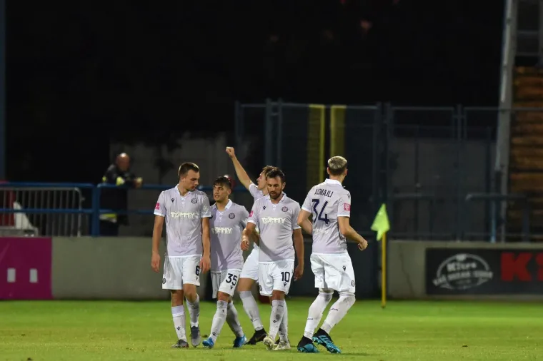 GORI SVE: Torcida je 'zapalila' gostujuću tribinu i bila 12. igrač Bijelih