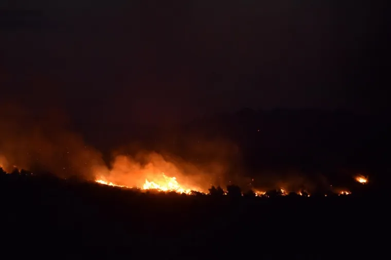 Vatrogasci cijelu noć obuzdavali požar u zaleđu &Scaron;ibenika