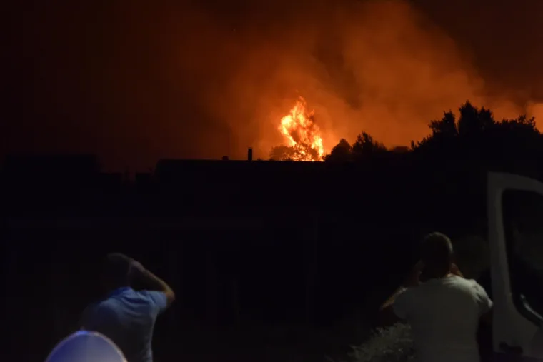 Vatrogasci cijelu noć obuzdavali požar u zaleđu &Scaron;ibenika