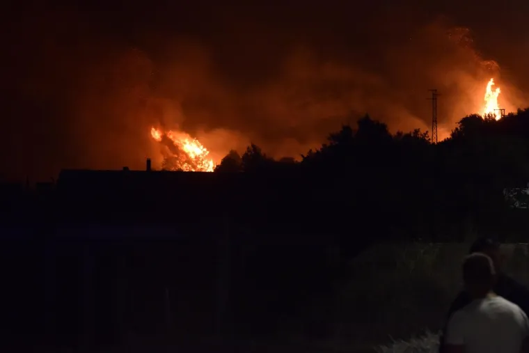 Vatrogasci cijelu noć obuzdavali požar u zaleđu &Scaron;ibenika