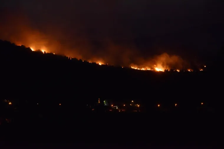 Vatrogasci cijelu noć obuzdavali požar u zaleđu &Scaron;ibenika