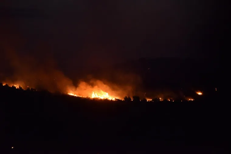 Vatrogasci cijelu noć obuzdavali požar u zaleđu &Scaron;ibenika