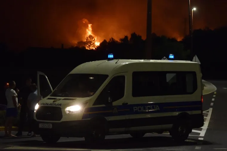 Vatrogasci cijelu noć obuzdavali požar u zaleđu &Scaron;ibenika