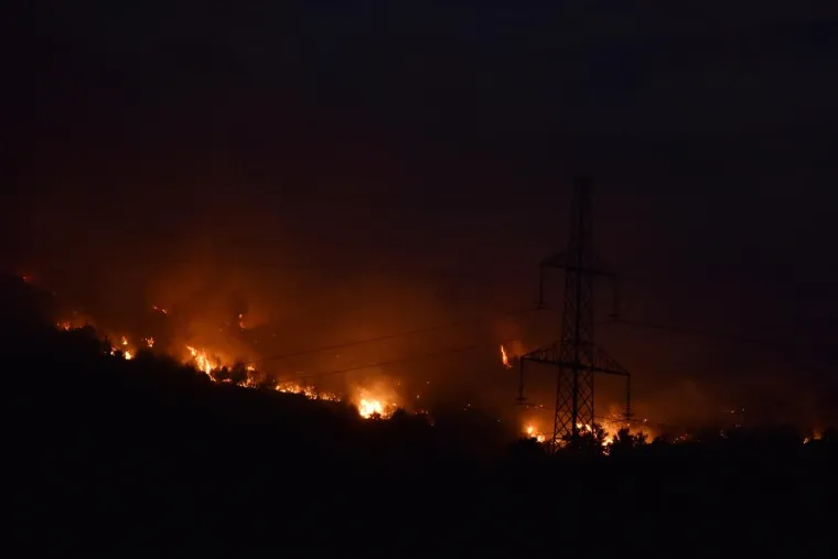 Vatrogasci su cijelu noć obuzdavali požar u Dubravama i Bilicama u zaleđu &Scaron;ibenika. Požar je i dalje aktivan, ali je zaustavljeno njegovo &scaron;irenje.