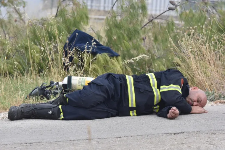 Nakon borbe s požarom vatrogasci su popadali od umora i zaspali na cesti