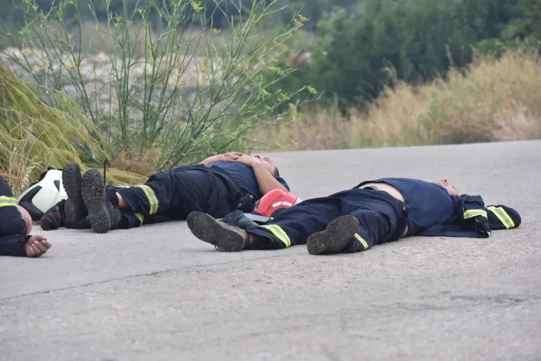 Nakon borbe s požarom vatrogasci su popadali od umora i zaspali na cesti