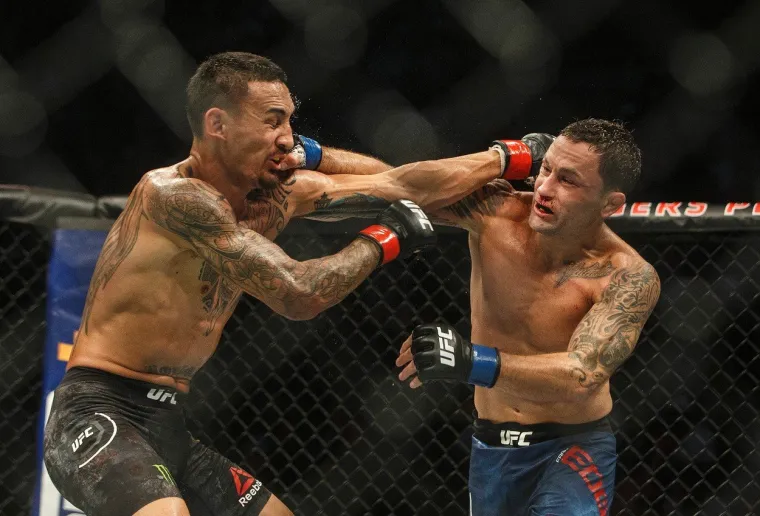 Fantastično je noćas bilo na UFC 240 eventu u kanadskom Edmontonu. U nedjelju rano ujutro po hrvatskom vremenu u elitni MMA Octagon ušla su dva borca u borbi za pojas prvaka perolake kategorije, prvak Max Holloway i Frankie Edgar. Nakon pet rundi bespoštedne borbe Holloway je obranio pojas prvaka jednoglasnom sudačkom odlukom