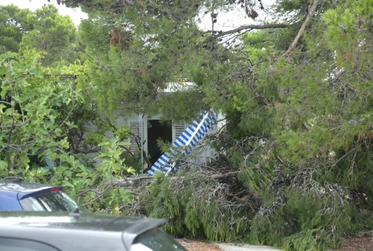 Olujno nevrijeme poharalo Jadriju: Stabla o&scaron;tetila vikendice, stanari prestravljeni
