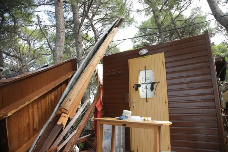 Olujno nevrijeme poharalo Jadriju: Stabla o&scaron;tetila vikendice, stanari prestravljeni